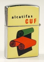 Lote 40 - ISQUEIRO CUF DIVISÃO DE TÊXTEIS - da marca Universe, com publicidade dos anos 60 do século XX às alcatifas da Companhia União Fabril, CUF, de interessante design modernista (de Sebastião Rodrigues?). Isqueiro invulgarmente em bom estado de conse