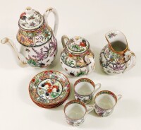 Lote 51 - SERVIÇO DE CAFÉ EM PORCELANA DE MACAU - composto por cafeteira, leiteira, açucareiro, três chávenas e cinco pires, pintados em policromia com motivos florais, galos, borboletas, frutos, etc., marcados na base. Pequenos sinais de uso, cafeteira c