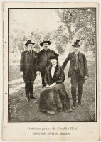 Lote 53 - POSTAL ÚLTIMO GRUPO DA FAMILIA REAL - com a última fotografia de grupo da Família Real portuguesa, cinco dias antes do regicídio, não datado mas datável de 1908. Postal virgem, sem inscrições e nunca enviado, com pequenos sinais da passagem do t