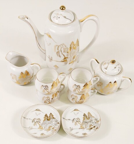 Lote 56 - SERVIÇO DE CAFÉ EM PORCELANA ORIENTAL MAGANLAL - com decoração pintada à mão a ouro e composto por cafeteira, leiteira, açucareiro e quatro chávenas com os respectivos pires em porcelana casca de ovo, com as peças marcadas na base "Maganlal hand