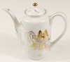 Lote 56 - SERVIÇO DE CAFÉ EM PORCELANA ORIENTAL MAGANLAL - com decoração pintada à mão a ouro e composto por cafeteira, leiteira, açucareiro e quatro chávenas com os respectivos pires em porcelana casca de ovo, com as peças marcadas na base "Maganlal hand - 3