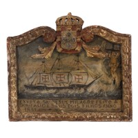 Lote 7 - EX-VOTO ANTIGO - Placa Ex-Voto pintado sobre madeira com a legenda " Sr. Jesus.Milagre feito a Bonifácio e seus dois filhos - ANNO 1831", com moldura em madeira dourada, com representação de Caravela encimado por Brasão de Armas de Portugal. Dime