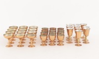 Lote 10 - SERVIÇO DE COPOS EM COBRE - Conjunto de 34 copos de pé alto em cobre com decoração lisa sendo 10 copos maiores, 12 copos menores e 12 taças de champagne. Dim: 13 cm (maiores)