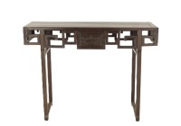 Lote 16 - MESA DE ALTAR ORIENTAL - Em madeira com tampo de formato rectangular, corpo com saial relevado e vazado, assente em 4 pernas de secção quadrangular unidas por travessas. Dim: 94x124x42 cm. Nota: sinais de uso