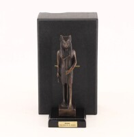 Lote 22 - "ANUBIS", ESCULTURA - Reprodução em bronze da escultura Egípcia pela técnica de "Cera Perdida". Dim: 14 cm. Nota: edição da Atlas com caixa/ estojo, certificado e base expositora