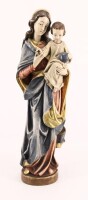 Lote 23 - NOSSA SENHORA COM O MENINO JESUS - Escultura em madeira policromada e dourada. Dim: 50 cm. Nota: algumas falhas na pintura