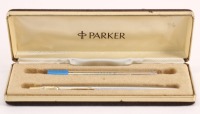 Lote 42 - PARKER, ESFEROGRÁFICA - Made in USA, corpo em aço, clip e mola em plaqué dourado, com estojo. Dim: 13 cm. Nota: sinais de uso