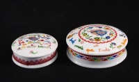 Lote 57 - SOUVENIRS AS, CAIXAS EM PORCELANA - Made in Portugal, Conjunto de 2 caixas com decoração policromada com corações, flores e inscrição "A Amizade de uma Amiga Bale mais que tudo na Bida", marcadas na base. Dim: 10 cm (maior)