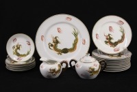 Lote 66 - PARTE DE SERVIÇO DE CHÁ EM PORCELANA - Conjunto de 20 peças marcadas na base, decoração policromada com dragões e ornamentos dourados, composto por açucareiro, prato de servir, 7 pires e 6 pratos de bolo. Dim: 26 cm (bule). Nota: sinais de uso