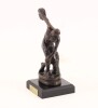 Lote 70 - "DISCÓBOLO", ESCULTURA - Reprodução em bronze da obra do escultor Míron (Séc. V A.C.) pela técnica de "Cera Perdida". Dim: 13 cm. Nota: edição da Atlas com caixa/ estojo, certificado e base expositora - 3