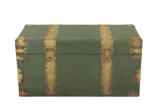 Lote 122 - ARCA ORIENTAL - Em madeira lacada a verde, precintas em latão com decoração gravada com dragões, fecho e pegas laterais em latão. Dim: 50x102x51 cm. Nota: sinais de uso, falhas e defeitos