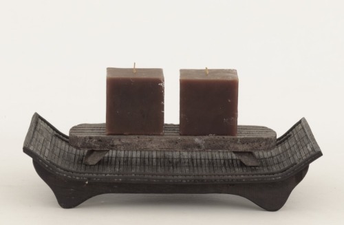 Lote 124 - CONJUNTO DECORATIVO - Conjunto de base em pedra com par de velas castanhas e suporte preto em madeira. Dim: 9x37x23 cm. Nota: sinais de uso