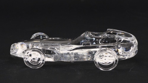 Lote 126 - ATLANTIS, MINIATURA AUTOMÓVEL EM CRISTAL COLECÇÃO GRAND PRIX - Representando modelo de formula 1 de Vanwall de 1957/58. Dim: 14 cm (aprox.).