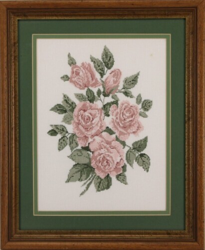 Lote 137 - ROSAS, QUADRO DECORATIVO - Bordado a ponto cruz, motivo "Rosas". Dim: mancha 42x32 cm. Dim: moldura 62x50 cm