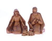 Lote 151 - REBELO CARDOSO (1925-2001), SAGRADA FAMÍLIA - Imagem da Sagrada Família em gesso, assinada, decoração relevada em tom ocre. Dim: 16 cm. Nota: nascido na Covilhã em 1925, o escultor José Rebelo Cardoso cedo mostrou vocação para a arte. Foi para 