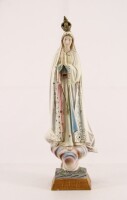 Lote 155 - NOSSA SENHORA - Imagem de Nossa Senhora em gesso, decoração policromada, assente em base relevada. Dim: 56 cm. Nota: pequenos sinais de uso