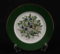 Lote 165 - VISTA ALEGRE, PRATO EM PORCELANA - Decoração policromada com a aba verde e filetes dourados da colecção "Frutos Silvestres Preciosas Dádivas da Natureza". Edição exclusiva para Colecções Philae. Dim: 21 cm. Nota: marca Nº 36 (1980-1992)