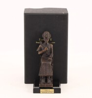 Lote 166 - "RAMSÈS II", ESCULTURA - Reprodução em bronze da escultura Egípcia pela técnica de "Cera Perdida". Dim: 12 cm. Nota: edição da Atlas com caixa/ estojo, certificado e base expositora