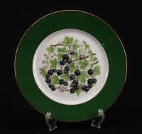 Lote 189 - VISTA ALEGRE, PRATO EM PORCELANA - Decoração policromada com a aba verde e filetes dourados da colecção "Frutos Silvestres Preciosas Dádivas da Natureza". Edição exclusiva para Colecções Philae. Dim: 21 cm. Nota: marca Nº 36 (1980-1992)