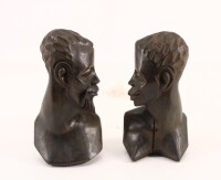 Lote 194 - ARTE AFRICANA, BUSTOS - Em madeira entalhada representando figuras masculina e feminina. Dim: 16 cm. Nota: figura feminina apresenta fissura