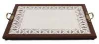 Lote 197 - TABULEIRO DE MESA - Formato rectangular em madeira com pegas de latão, tampo de vidro decorado com bordado em linho com renda de crochet, inscrição "Felicidade". Dim: 36x46 cm