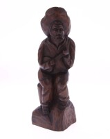 Lote 200 - ESCULTURA EM MADEIRA - Representando figura masculina com chapéu e instrumento de cordas. Dim: 32 cm