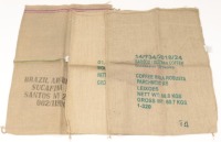 Lote 209 - SACAS EM SERAPILHEIRA ANTIGAS - Conjunto de 3 sacas para café com inscrições de variadas proveniências. Dim: 110x70 cm (aprox. maior). Nota: sinais de uso