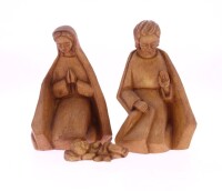 Lote 295 - REBELO CARDOSO (1925-2001), SAGRADA FAMÍLIA - Imagem da Sagrada Família em gesso, assinada, decoração relevada em tom ocre. Dim: 21 cm. Nota: nascido na Covilhã em 1925, o escultor José Rebelo Cardoso cedo mostrou vocação para a arte. Foi para 