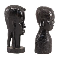 Lote 298 - BUSTOS AFRICANOS - 2 escultura em madeira escurecida representando bustos africanos. Dim: 16 cm