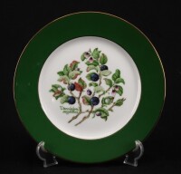 Lote 381 - VISTA ALEGRE, PRATO EM PORCELANA - Decoração policromada com a aba verde e filetes dourados da colecção "Frutos Silvestres Preciosas Dádivas da Natureza". Edição exclusiva para Colecções Philae. Dim: 21 cm. Nota: marca Nº 36 (1980-1992)