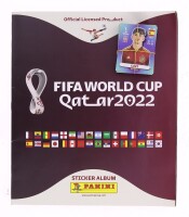 Lote 394 - CADERNETA DE CROMOS QATAR 2022 - Caderneta do Mundial de futebol do Qatar de 2022 com a maioria dos cromos colados mas faltando ainda diversos junta com cerca de 100 cromos repetidos. Edição da Panini. Dim: 27x23 cm