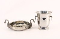 Lote 492 - GUY DEGRENE, CONJUNTO EM INOX - Composto de balde de gelo e taça circular com pegas em forma de cisnes. Dim: 14,4x13,5 cm e 4x27x18 cm respectivamente