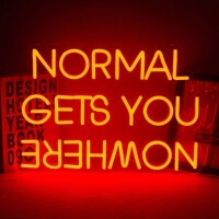 Lote 51 - Sinal de néon “Normal gets you nowhere”. Sinal LED Vermelho feito à mão, disponível em mais de 5 tamanhos (50-150 cm) e 9 cores. LED de 12V, 50.000+ horas de vida útil, com base em acrílico. Montagem na parede ou pendurar. O artigo provém de uma