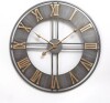 Lote 241 - Relógio de parede moderno Keivmlvt Vintage Large Wall Clock, 23 polegadas, feito de metal com um design silencioso e alimentado por bateria. Adequado para utilização no interior ou no exterior, este relógio cinzento e dourado dá um toque clássi