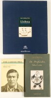 Lote 17 - 1ª EDIÇÃO: LISBOA, LIVRO DE BORDO. VOZES, OLHARES, MEMORAÇÕES; 1ª EDIÇÃO: DE PROFUNDIS. VALSA LENTA; JOSÉ CARDOSO PIRES. 3 OBRAS - José Cardoso Pires, Lisboa, Publicações Dom Quixote; EXPO'98, 1998. Encadernação editorial em tela. Profusamente i