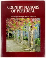 Lote 37 - COUNTRY MANORS OF PORTUGAL. A PASSAGE THROUGH SEVEN CENTURIES - text by Marcus Binney; introduction by Nicolas Sapieha; photographs by Nicolas Sapieha; Francesco Venturi, Lisboa, Difel, 1987. Belo aparato fotográfico.Encadernação editorial carto