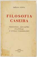 Lote 47 - FILOSOFIA CASEIRA. PEDAGOGIAS, EDUCAÇÕES, POLÍTICAS E OUTRAS CURIOSIDADES - Emílio Costa, Lisboa, Seara Nova, 1947. Raro. Obra muito curiosa. Encadernação editorial em brochura. Nota: picos de acidez nas capas; miolo em bom estado de conservação