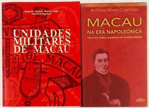 Lote 48 - MACAU NA ERA NAPOLEÓNICA. INÍCIO NOS TEMPOS GLORIOSOS DO OUVIDOR ARRIAGA; UNIDADES MILITARES DE MACAU. 2 OBRAS - António Alves-Caetano, Lousã, Labirinto de Letras - Editores, 2016. Ilustrações em extra-texto; Coronel de Engenharia, Armando Antón