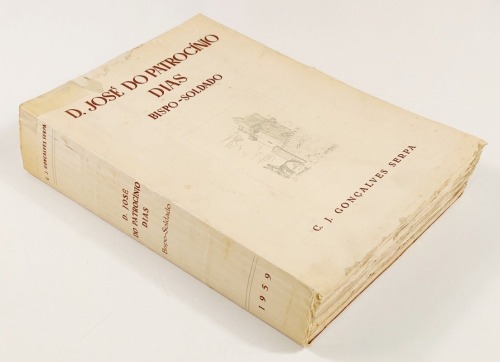 Lote 53 - D. JOSÉ DO PATROCÍNIO DIAS, BISPO-SOLDADO, BEJA - C. J. Gonçalves Serpa, Lisboa, União Gráfica, 1959. Encadernação editorial em brochura. Clichés fotográficos intercalados no texto. Nota: ocasionais sublinhados; anotações a lápis; carimbo de pos
