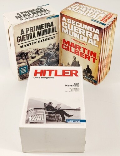 Lote 109 - A PRIMEIRA GUERRA MUNDIAL (7 VOS); A SEGUNDA GUERRA MUNDIAL (8 VOLS); HITLER. UMA BIOGRAFIA (8 VOLS). 3 OBRAS - Martin Gilbert, Ian Kershaw, Lisboa, Esfera dos Livros; Publicações Dom Quixote, 2015. Obras completas, em brochura, acondicionadas 