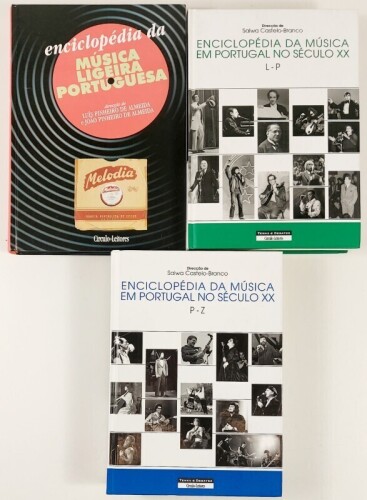 Lote 120 - ENCICLOPÉDIA DA MÚSICA LIGEIRA PORTUGUESA; ENCICLOPÉDIA DA MÚSICA EM PORTUGAL NO SÉCULO XX (2 VOLS). 3 TOMOS - direcção de Luís Pinheiro de Almeida e João Pinheiro de Almeida, Lisboa, Círculo de Leitores, 1998; direcção de Salwa Castelo-Branco