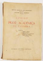 Lote 132 - CÓDIGO DA PRAXE ACADÉMICA DE COIMBRA - Mário Saraiva de Andrade; Victor Dias Barros; revisão de: Américo Patrão; Arlindo Pinto Gonçalves; Fausto Vaz Morais; Jorge Serrano Pinto, Coimbra, Coimbra Editora, 1957. Raro. Encadernação editorial em br