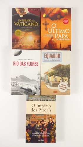 Lote 134 - EQUADOR; 1ª EDIÇÃO: RIO DAS FLORES; O ÚLTIMO PAPA; O IMPÉRIO DOS PARDAIS; INFERNO NO VATICANO. 5 OBRAS - Miguel Sousa Tavares, Lisboa, Oficina do Livro, 2004; 2007; Luís Miguel Rocha, Lisboa, Saída de Emergência, 2006; João Paulo Oliveira e Cos