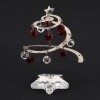 Lote 6 - SWAROVSKI, ÁRVORE DE NATAL - Em cristal e rodium com pendentes em cristal encarnado e translucido. Dim: 8 cm. Nota: com um pvp original de € 199. Falta de 3 pendentes - 3