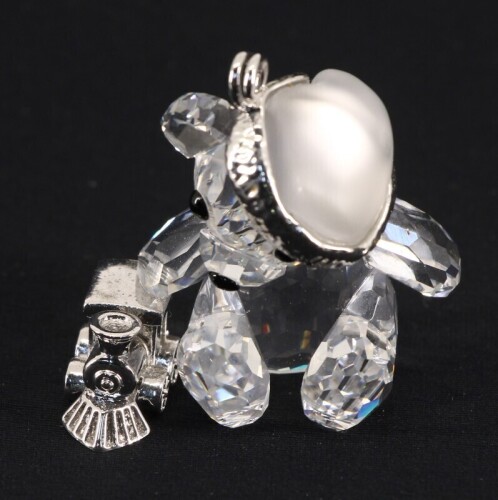 Lote 10 - HEINZ TABERTSHOFER, ORNAMENTO DE NATAL EM CRISTAL - Figura de "Kris Bear" com comboio em cristal lapidado e metal com argola de suspensão. Dim: 3,1 cm. Nota: com um pvp original de € 122