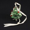 Lote 15 - SWAROVSKI, ÁRVORE DE NATAL - Em cristal lapidado verde e cristais encarnados. Dim: 4,5 cm. Nota: com um pvp original de € 120 - 2