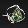 Lote 15 - SWAROVSKI, ÁRVORE DE NATAL - Em cristal lapidado verde e cristais encarnados. Dim: 4,5 cm. Nota: com um pvp original de € 120 - 3