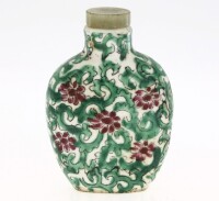 Lote 144 - SNUFF BOTTLE EM PORCELANA ORIENTAL - Decoração floral em tons de verde e rosa. Tampa em jade verde. Dim: 6,5 cm. Nota: marcado na base