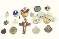 Lote 72 - MEDALHAS RELIGIOSAS - Conjunto de 15 medalhas em variadas ligas metálicas com representações de Santos, Papas e eventos. Dim: entre 18 mm e 115 mm