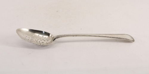 Lote 12 - COLHER DE SERVIR EM PRATA PORTUGUESA 833 SÉC. XIX - Colher com cabo de decoração perlada e concha vazada. Reverso da concha com decoração cinzelada. Peso: 140 g. Dim: 32 cm. Nota: sem marcas de contraste ao abrigo do Dec. Lei 120/2017 apresentan